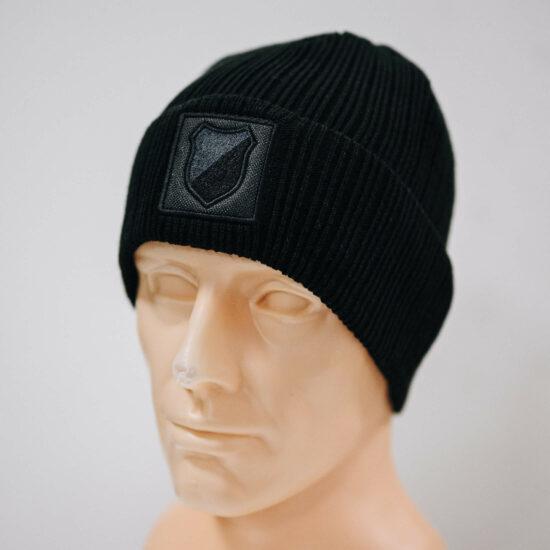 Czapka zimowa prążkowana z naszywką