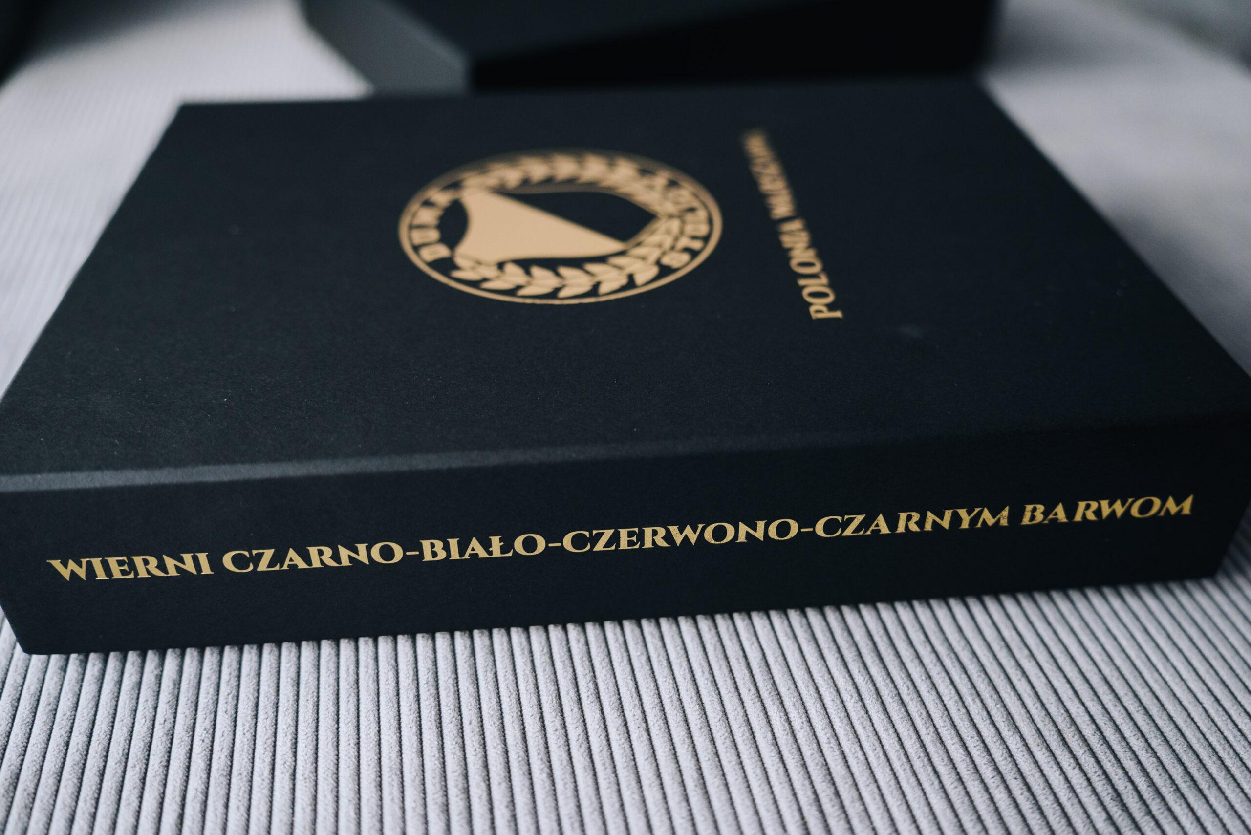 Szalik pasiak Polonia Warszawa z pudełkiem RETRO - obrazek 5